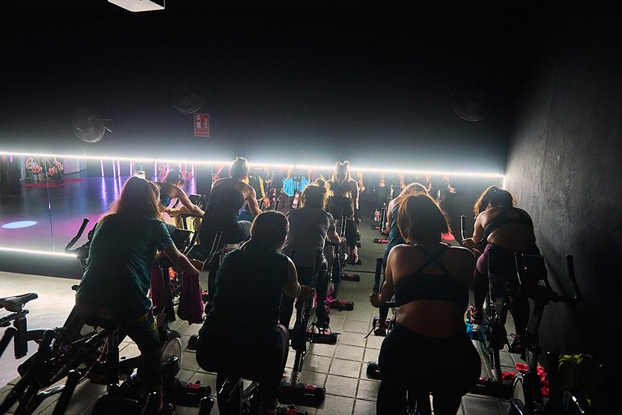 Clase de spinning en la sala fitness de Playfit Boutique Algeciras.